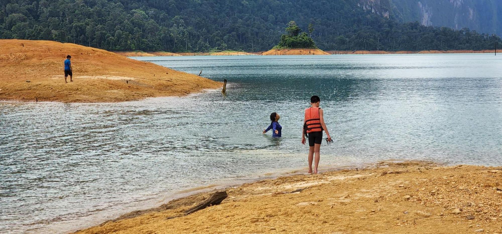 Khaosok Happy House Bed & Breakfast Khao Sok National Park ภายนอก รูปภาพ