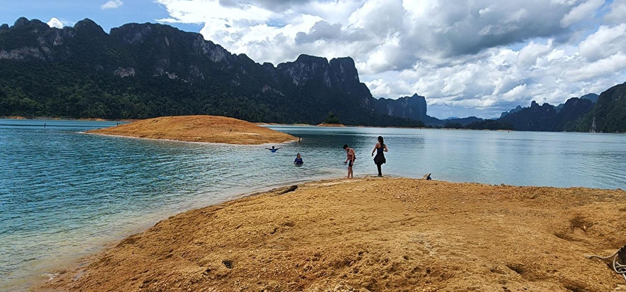 Khaosok Happy House Bed & Breakfast Khao Sok National Park ภายนอก รูปภาพ